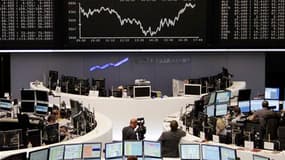 A la Bourse de Francfort, jeudi. Les Bourses européennes ont terminé en forte hausse jeudi au terme d'une nouvelle séance débridée marquée par des mouvements de très grande amplitude des valeurs bancaires, les grands noms de la finance française ayant été