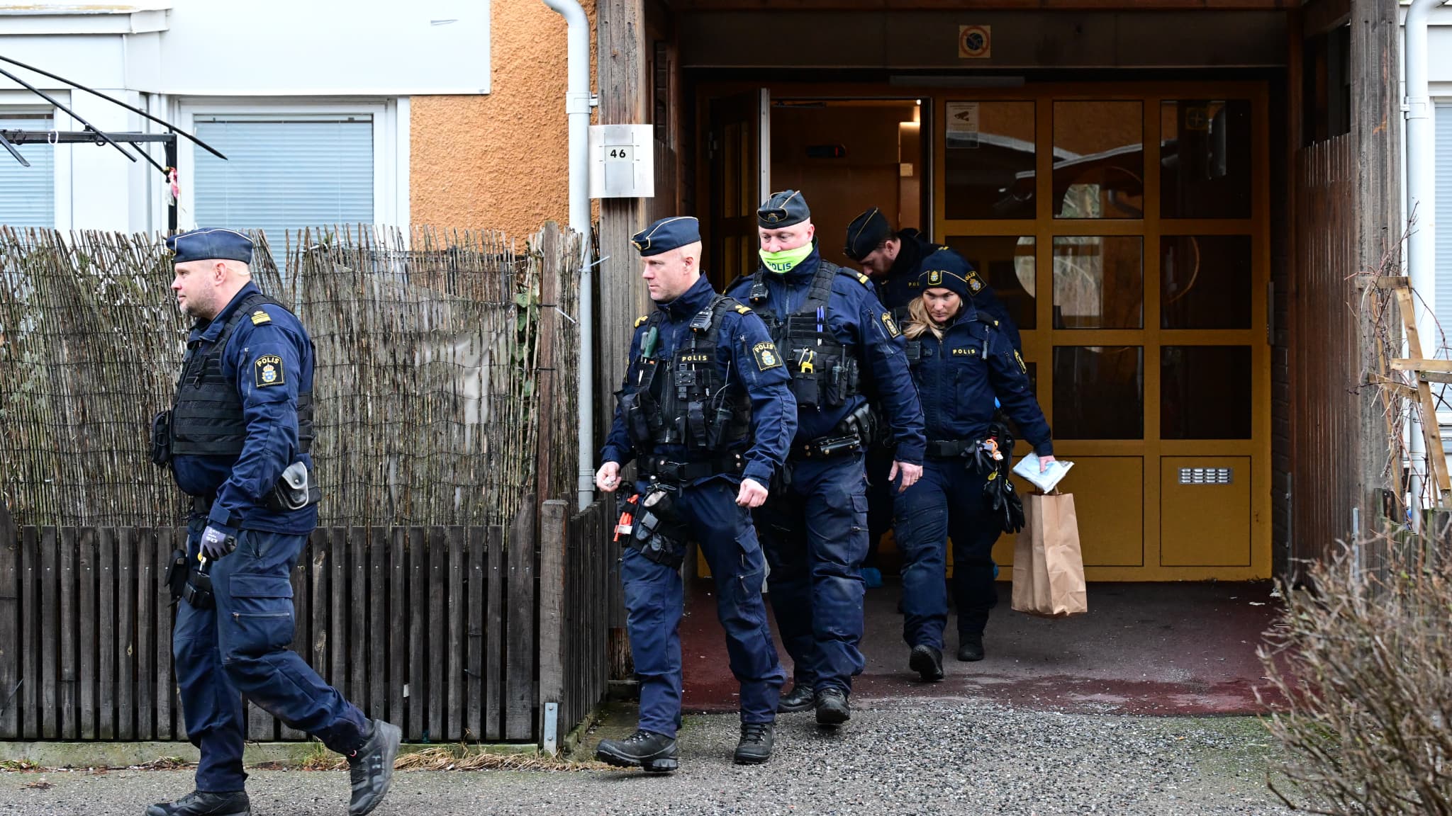 Des policiers quittent l'immeuble où un homme est mort par balles à Södertälje au sud de Stockholm le 30 janvier 2025