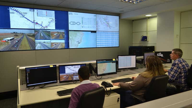 A São Paulo, un centre de commande opérationnel surveille les 6 500 kms d’autoroute du Brésil. Grâce à des capteurs météorologiques, de vitesse, de géolocalisation, au traitement des appels d’urgence… ce centre peut envoyer plus rapidement les premiers secours en cas d’incident.