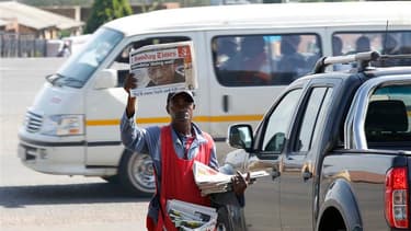 Nelson Mandela à la Une des journaux à Soweto après son hospitalisation. L'ancien président sud-africain Nelson Mandela, âgé de 93 ans, a regagné dimanche son domicile. Les examens passés n'ont montré aucun signe d'une affection grave après une journée et