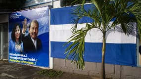 Le président du Nicaragua, Daniel Ortega, et le drapeau du pays - Septembre 2021 