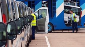 Des utilitaires sur le parking de l'usine Vauxhall (Stellantis) de Luton (Grande-Bretagne) en 2010