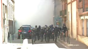 Gilets jaunes: à Toulouse, les forces de l'ordre essaient de disperser les manifestants