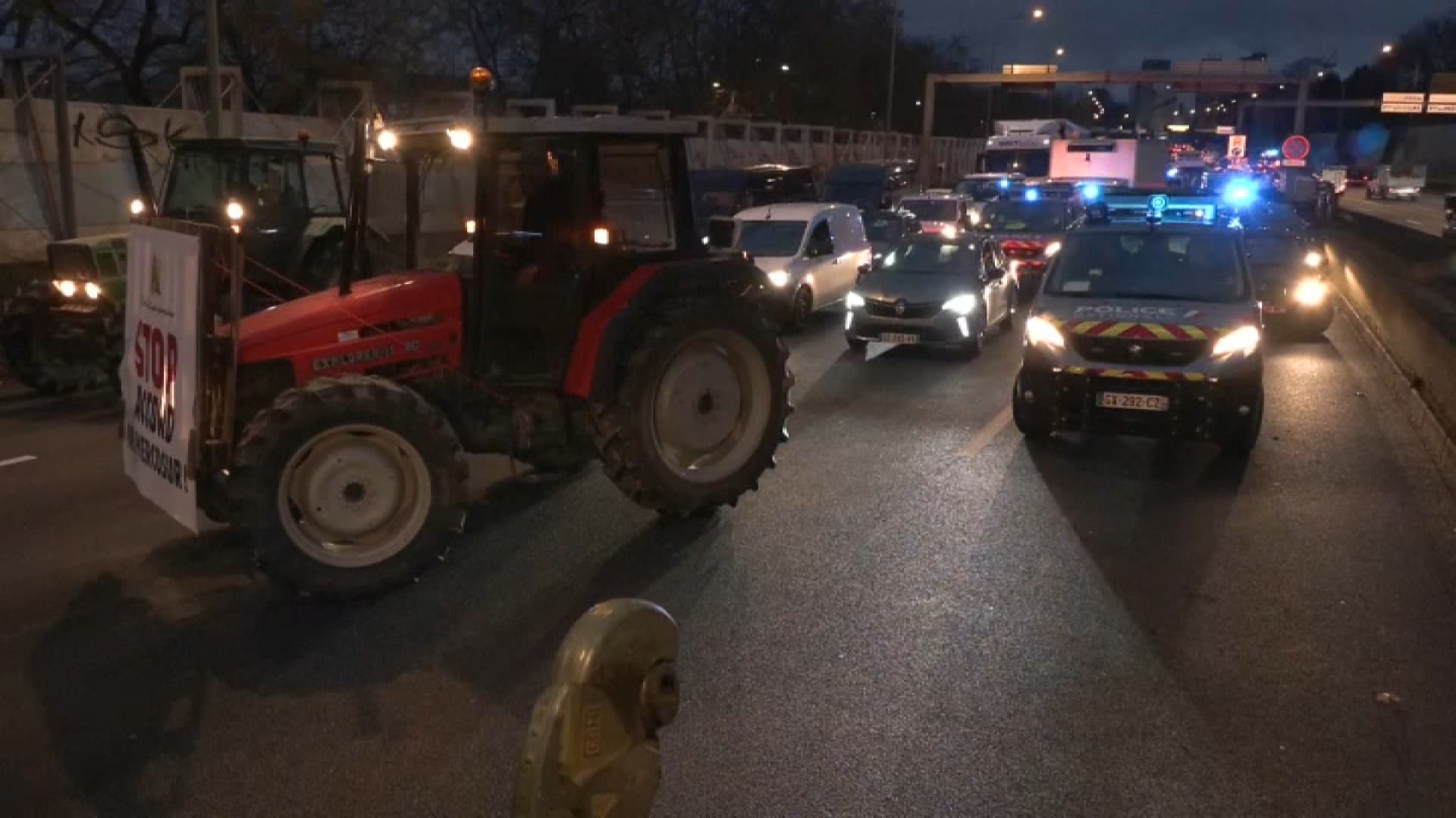"Une centaine" d'agriculteurs mènent une opération escargot sur le périphérique parisien le 9 janvier 2026.