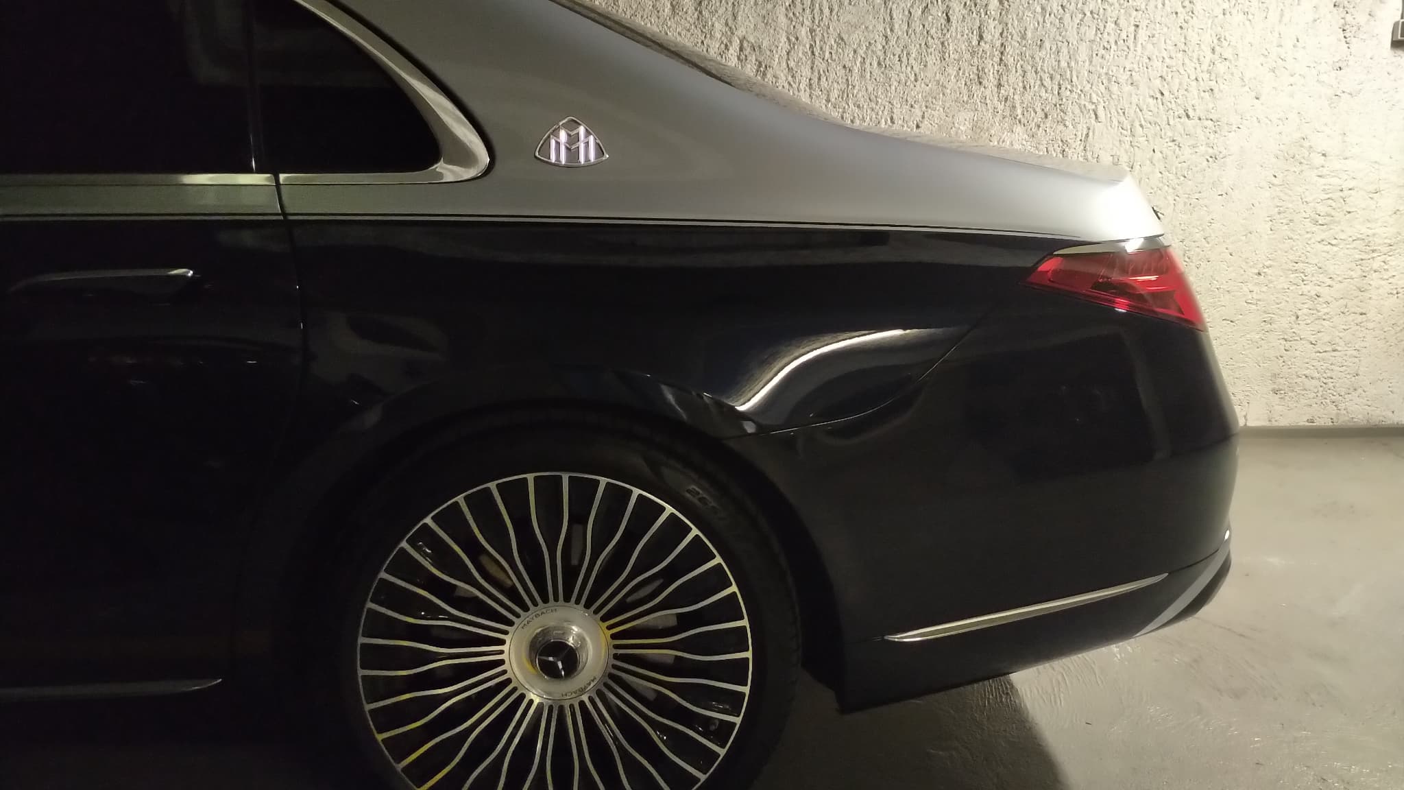 Notre Mercedes Maybach S680 est rallongée d'une trentaine de centimètres, par rapport à une Mercedes Classe S classique.