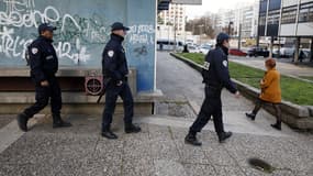 Des policiers patrouillent à Sarcelles (Val d'Oise).