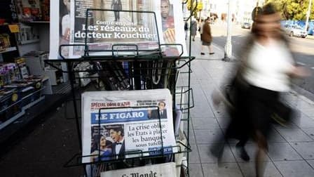 Les quotidiens nationaux Le Figaro et Le Monde ont annoncé lundi une augmentation de dix centimes de leur prix de vente pour faire face notamment à la hausse des coûts de fabrication et de distribution. /Photo d'archives/REUTERS/Eric Gaillard