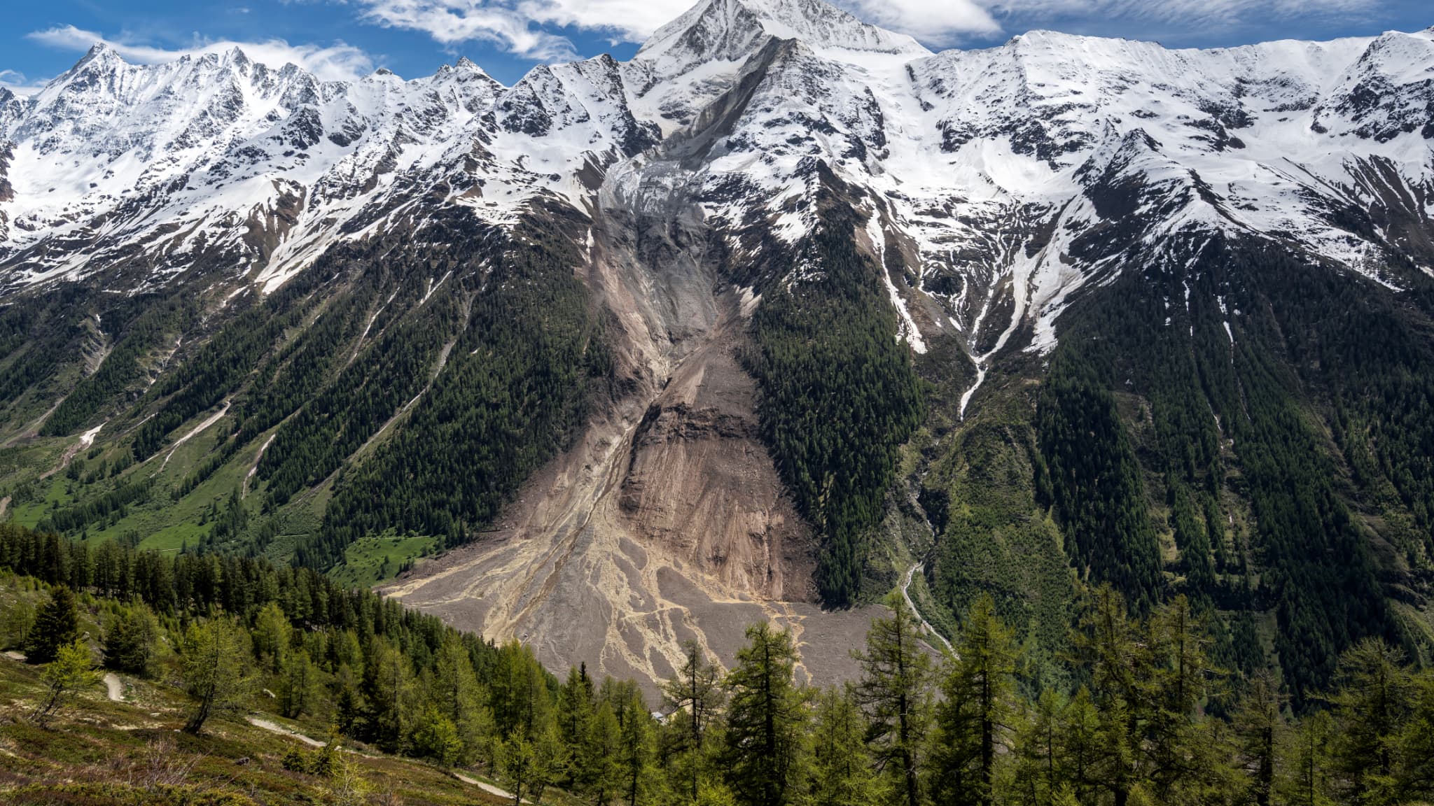 Part of the glacier won leaving a giant hole. Part of the glacier won leaving a giant hole.