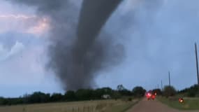 Une impressionnante tornade frappe la ville d’Andover au Kansas