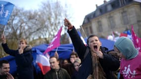 Des enfants scandant des slogans durant la manifestation, dimanche, à Versailles.