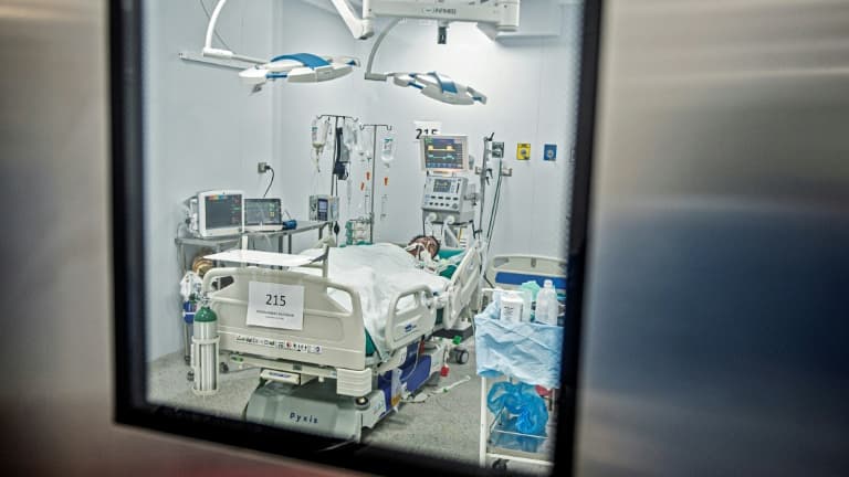 Un patient atteint par le coronavirus dans l'unité de soins intensifs de l'hôpital Alberto Sabogal Sologuren, le 2 juillet 2020 à Lima, au Pérou