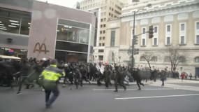 Des heurts éclatent à Washington par des manifestants anti-Trump, en marge de l'investiture du président élu. 