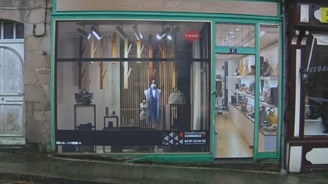 Un village du Morbihan installe de fausses vitrines pour inciter les commerçants à revenir.