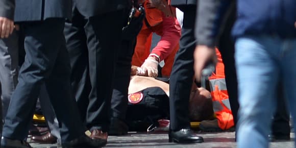 L'un des policiers blessés, à terre, après la fusillade. L'un des policiers blessés, à terre, après la fusillade.