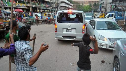 La voiture de la dirigeante de l'opposition Khaleda Zia attaquée à Dacca le 20 avril 2015, au Bangladesh