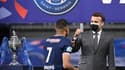 Le buteur du PSG Kylian Mbappé félicité par le président Emmanuel Macron après avoir remporté la Coupe de France aux dépens de Monaco à Saint-Denis, au nord de Paris, le 19 mai 2021 