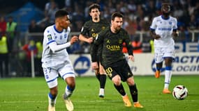 Vitinha et Lionel Messi lors d'un match entre Auxerre et le PSG, le 21/05/2023