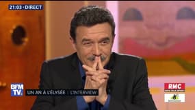 "Si la constitution ne vous plaît pas, vous pouvez proposer de la changer et vous présenter devant le peuple", dit Macron à Plenel