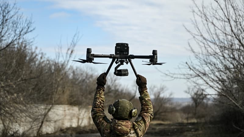 Un militaire ukrainien fait voler un drone pour repérer les positions russes près de la ville de Bakhmout, le 5 mars 2023.