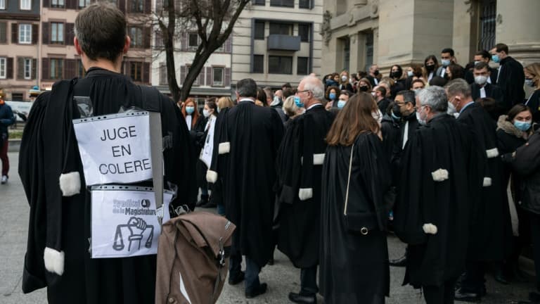 Rassemblement de magistrats, d'avocats et de greffiers devant le tribunal de Strasbourg pour protester contre le manque de moyens alloués à la justice, le 15 décembre 2021.
