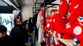 Une boutique officielle des JO 2024, à Paris le 15 décembre 2023