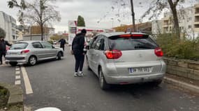 À Aulnay-sur-Bois, des jeunes aident à faire le plein d'essence à l'Intermarché Chanteloup.