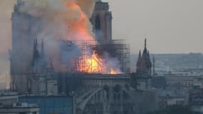 Une partie de toit de Notre-Dame et sa flèche se sont effondrées. 