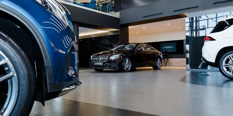 Des voitures chez un concessionnaire automobile.