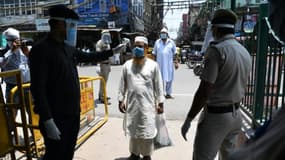Centres commerciaux et lieux de culte sont autorisés à rouvrir en Inde, malgré une épidémie de nouveau coronavirus toujours virulente dans le pays d'Asie du Sud