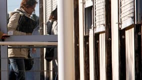 La juge d'instruction Annaick Le Goff entre dans les anciens locaux de la société Poly Implant Prothèse, à La Seyne-sur-Mer, dans le Var, où elle s'est rendue mercredi dans le cadre d'une information judiciaire pour "homicide involontaire et blessures inv