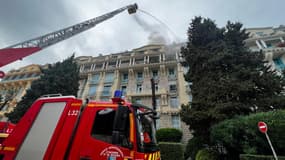Trois lances sont mobilisées pour maîtriser un incendie au niveau d'une toiture d'un immeuble situé rue Paul-Bounin.