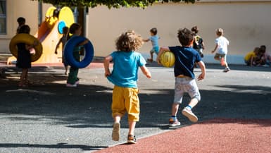 De jeunes enfants en train de jouer dans la cour de récréation d'une école de Toulouse (Photo d'illustration).