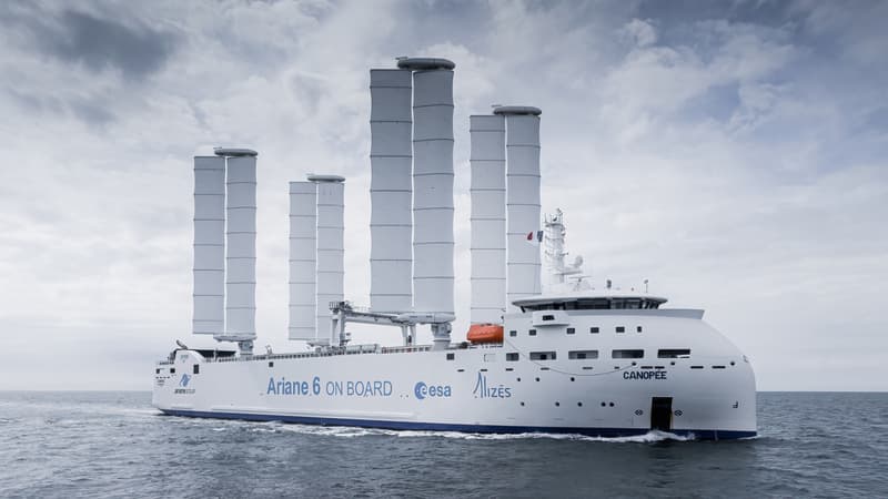 Sur le pont de Canopée, géant des mers, écoresponsable et high tech, qui emporte Ariane 6 d’Europe en Guyane, où la fusée mettra en orbite les satellites d’Amazon Leo