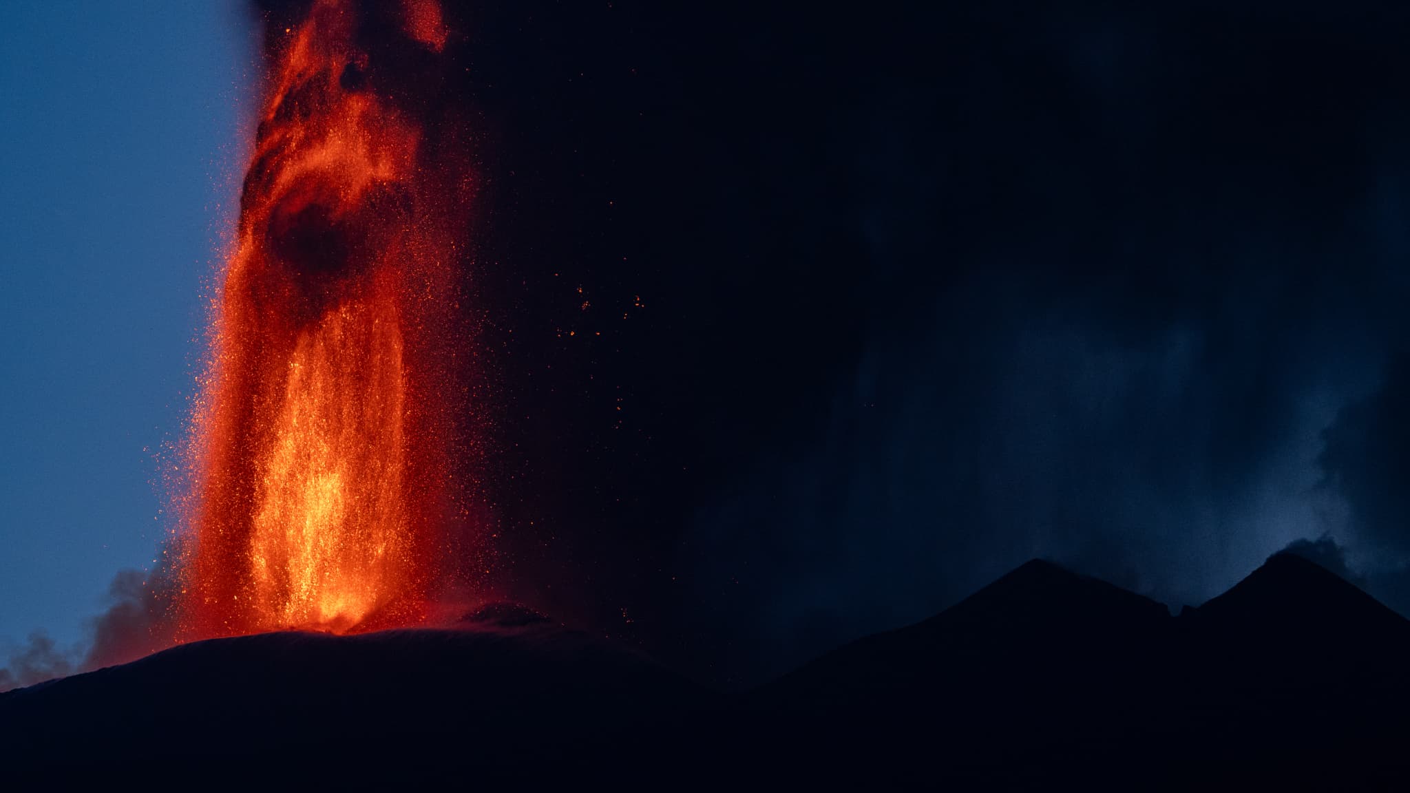 Le mont Etna en éruption le 4 août 2024. Le mont Etna en éruption le 4 août 2024.