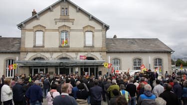 Les manifestants, 200 selon les gendarmes, 400 selon les organisateurs, se sont rassemblés devant la gare de la ville.
