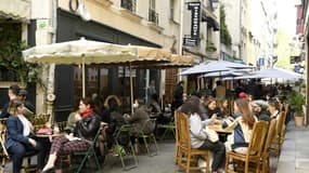Photo prise le 19 mai 2021 à Paris montrant la réouverture des terrasses de restaurants