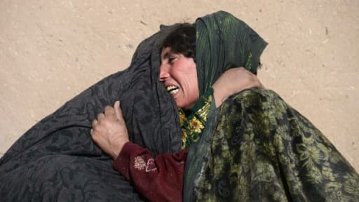 Une mère afghane pleure à l'annonce du décès de son fils dans une série d'explosions survenues dans une unité de stockage de gaz le 25 août 2015 à Hérat, à l'ouest du pays