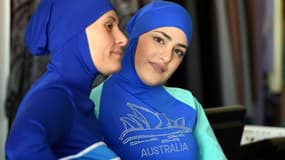 Deux femmes présentent deux modèles de burkini à Sydney en Australie, le 19 août 2019
