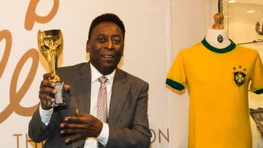 Pelé avec le trophée Jules Rimet en 2016