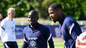 N'Golo Kanté et Mike Maignan pendant un entraînement des Bleus en juin 2022
