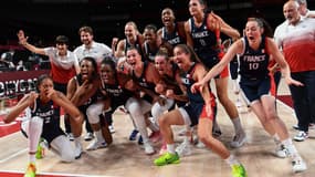 La joie des Bleues après leur victoire sur la Serbie pour la médaille de bronze olympique à Tokyo
