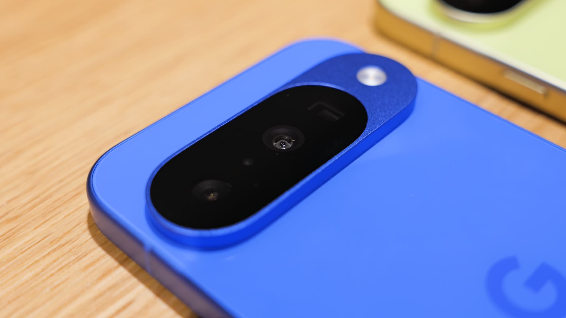 Le Pixel 10 est doté d'un triple appareil photo à l'arrière.
