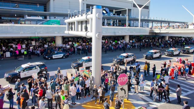 Des manifestants contre le décret Trump ont protesté aux abords des aéroports américains ce week-end, ici à Los Angeles.