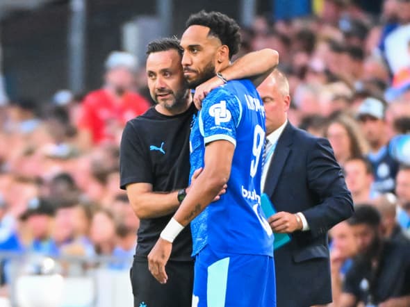 Roberto De Zerbi avec Pierre-Emerick Aubameyang pendant un match de l'OM au Vélodrome, août 2025