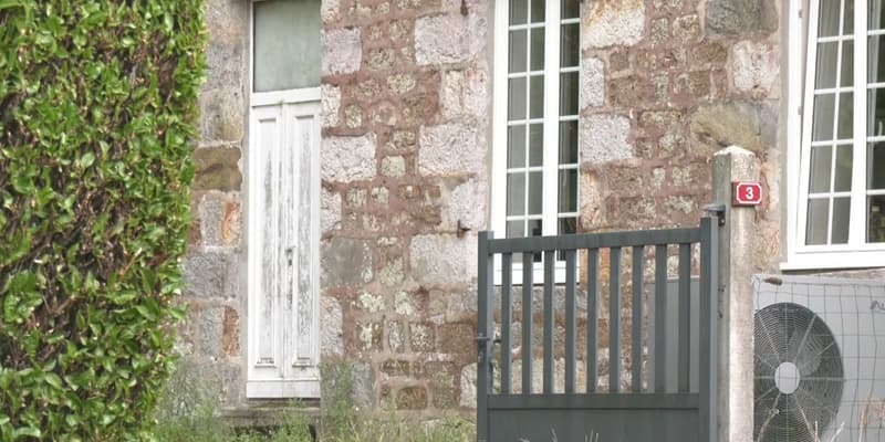 Le portail du domicile de la jeune Lucie enlevée à Dompierre (Orne) dans la nuit de mercredi à jeudi 25 septembre