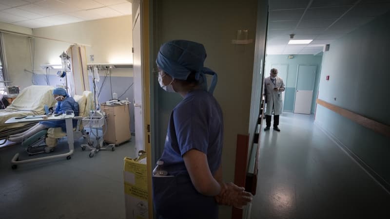 Une infirmière à l'hôpital Lariboisière à Paris, le 27 avril 2020