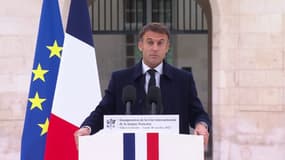 Emmanuel Macron affirme qu'en français, "le masculin fait le neutre, on n'a pas besoin d'ajouter des points au milieu des mots"