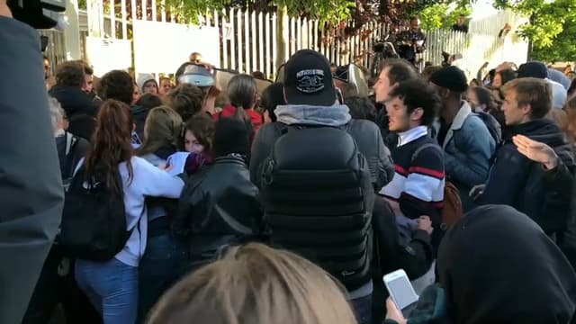 Des étudiants devant les grilles de la Maison des examens d'Arcueil, dans le Val-de-Marne, le 11 mai 2018.