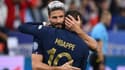 Olivier Giroud prend Kylian Mbappé dans ses bras pendant un match des Bleus en 2022