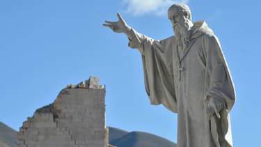 La statue de Saint-Benoît, dans le centre de Norcia, épicentre du séisme de 6,6 qui a frappé le centre de l'Italie le 30 octobre.